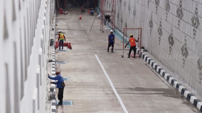 Karena penataan arus lalu lintas di sekitarnya yang belum rampung.