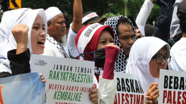 Al- Aqsa Working Group melakukan aksi damai di kedutaan besar Amerika Serikat di Jakarta, Selasa (3/4).