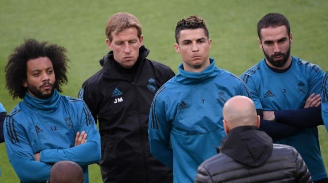 Cristiano Ronaldo bersama para pemain Real Madrid lainnya mendengarkan instruksi pelatih Zinedine Zidane saat berlatih sebelum menghadapi Juventus. MARCO BERTORELLO / AFP