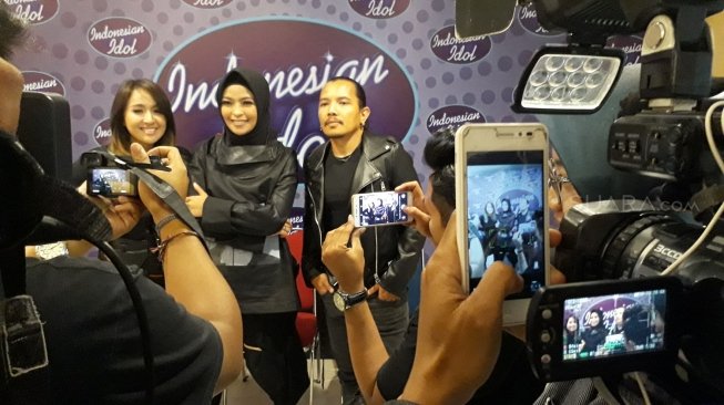 Tantri Kotak dan awak media (Suara.com/Ismail)