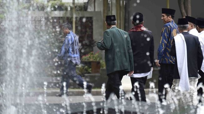 Presiden Joko Widodo berbincang dengan ulama Jawa Barat di halaman Istana Kepresidenan, Jakarta, Selasa (3/4).