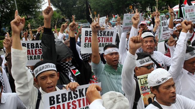 Al- Aqsa Working Group melakukan aksi damai di kedutaan besar Amerika Serikat di Jakarta, Selasa (3/4).