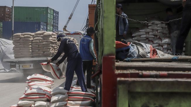 Buruh angkut memindahkan beras untuk dikirimkan ke beberapa wilayah di Nusantara melalui Pelabuhan Sunda Kelapa, Jakarta, Rabu (4/4). 