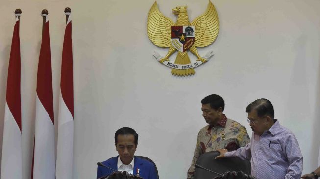 Presiden Joko Widodo (kiri) didampingi Wakil Presiden Jusuf Kalla (kanan) dan Menkopolhukam Wiranto (tengah) bersiap mengikuti rapat terbatas tentang penataan administrasi kependudukan pasca putusan Mahkamah Konstitusi di Kantor Presiden, Jakarta, Rabu (4/4). 