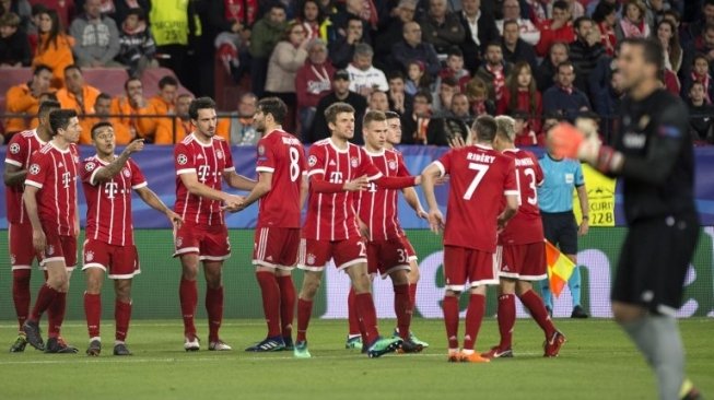 Para pemain Bayern Munich merayakan gol Thiago Alcantara (tiga kiri) ke gawang Sevilla FC. JORGE GUERRERO / AFP 