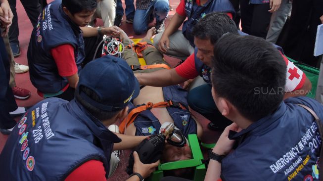 Sejumlah tenaga medis melakukan simulasi penanganan cedera pada atlet Asian Games 2018 di Kantor Kemenkes, Jakarta, Rabu (4/4).
