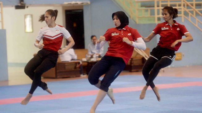 Sejumlah atlet pelatnas taekwondo berlatih di GOR POPKI, Jakarta, Rabu (4/4)