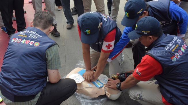 Sejumlah tenaga medis melakukan simulasi penanganan cedera pada atlet Asian Games 2018 di Kantor Kemenkes, Jakarta, Rabu (4/4).