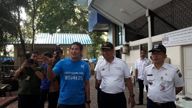 Wakil Gubernur Sandiaga Uno meninjau Gelanggang Olahraga Bulungan, Jakarta Selatan, Rabu (4/4/2018). (suara.com/Ummi Hadyah Saleh)