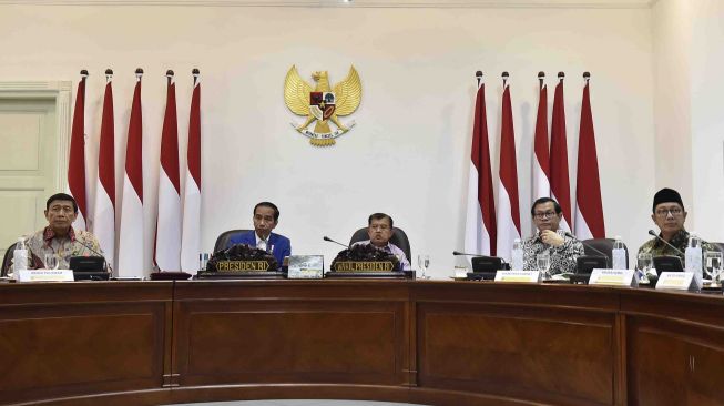 Presiden Joko Widodo (kedua kiri) didampingi Wakil Presiden Jusuf Kalla (ketiga kanan) memimpin rapat terbatas tentang penataan administrasi kependudukan pasca putusan Mahkamah Konstitusi di Kantor Presiden, Jakarta, Rabu (4/4).