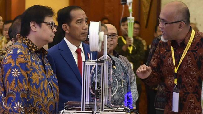 Presiden Joko Widodo (tengah) didampingi Menko Perekonomian Darmin Nasution (kiri) dan Menteri Perindustrian Airlangga Hartarto (kedua kanan) meninjau pameran Industrial Summit 2018 di Jakarta, Rabu (4/4). 