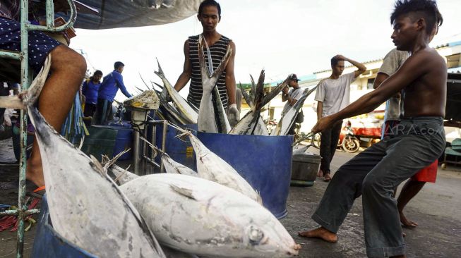Nelayan menyortir ikan-ikan laut yang telah dibekukan di kawasan Pelabuhan Perikanan Muara Baru, Jakarta, Rabu (4/4). 