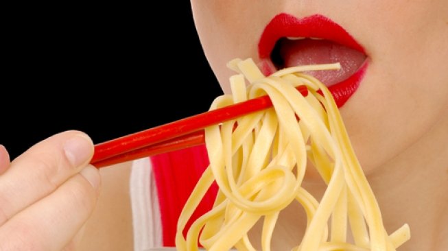Ilustrasi makan pasta (Shutterstock)