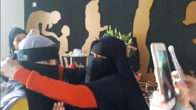 Petikan video saat Ussy Sulistiawaty dipakaikan cadar [Instagram/derrysulaiman] 