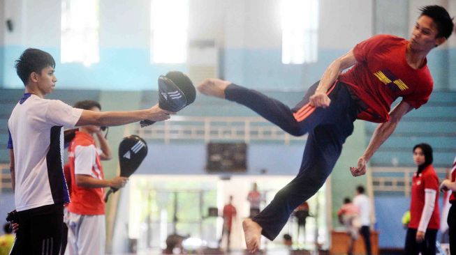 Sejumlah atlet pelatnas taekwondo berlatih di GOR POPKI, Jakarta, Rabu (4/4)