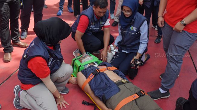 Sejumlah tenaga medis melakukan simulasi penanganan cedera pada atlet Asian Games 2018 di Kantor Kemenkes, Jakarta, Rabu (4/4).