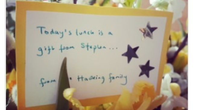 Ucapan terima kasih relawan yang ikut aktivitas 'Hadiah Terakhir Stephen Hawking' di hari pemakamannya. [Twitter/@AlexCollisCam]