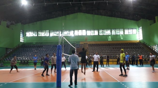 Wakil Gubernur Sandiaga Uno meninjau Gelanggang Olahraga Bulungan, Jakarta Selatan, Rabu (4/4/2018). (suara.com/Ummi Hadyah Saleh)