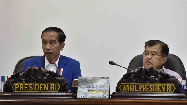 Presiden Joko Widodo (kiri) didampingi Wakil Presiden Jusuf Kalla (kanan) bersiap memimpin rapat terbatas tentang penataan administrasi kependudukan pasca putusan Mahkamah Konstitusi di Kantor Presiden, Jakarta, Rabu (4/4).