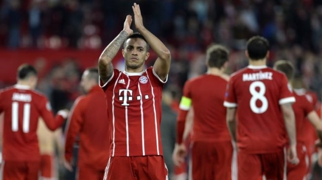 Gelandang Bayern Munich Thiago Alcantara memberikan aplaus setelah skuatnya menang atas Sevilla. CRISTINA QUICLER / AFP