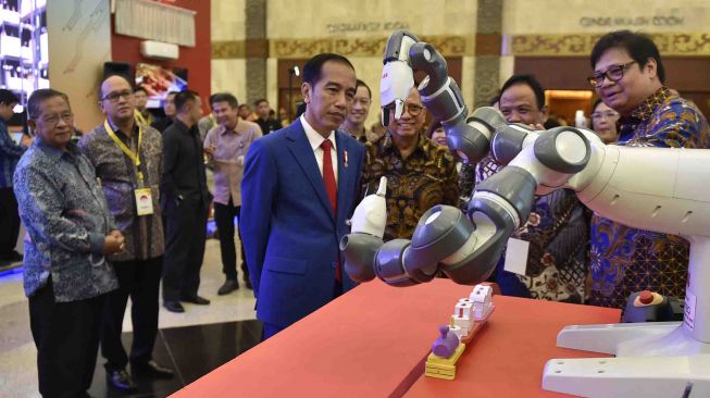 Presiden Joko Widodo (tengah) didampingi Menko Perekonomian Darmin Nasution (kiri) dan Menteri Perindustrian Airlangga Hartarto (kedua kanan) meninjau pameran Industrial Summit 2018 di Jakarta, Rabu (4/4).