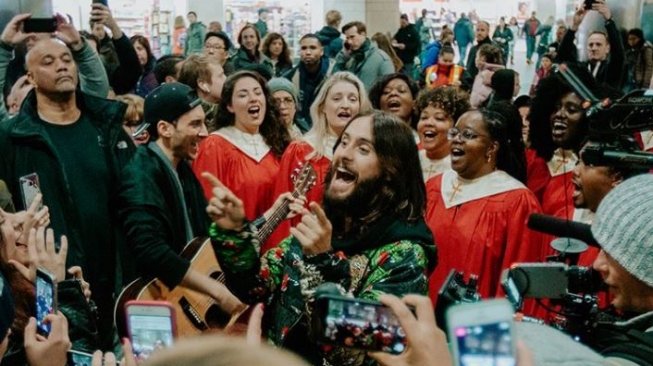 Jared Leto bernyanyi dengan gru koor gospel di Stasiun Penn (30secondstomars/instagram)