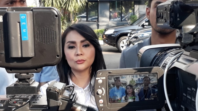 Tessa Kaunang usai menjalani pemeriksaan di Polda Metro Jaya dalam kasus fitnah oleh Sandy Tumiwa. (Ismail/Suara.com)