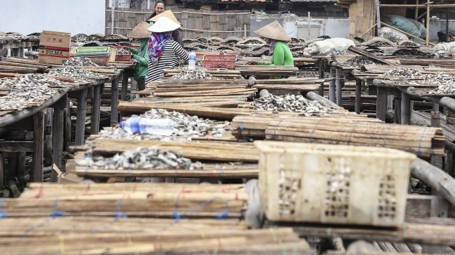 Warga menjemur Ikan-ikan di atas anyaman bambu yang sebelumnya sudah diolah di Muara Angke, Jakarta, Kamis (5/4). 