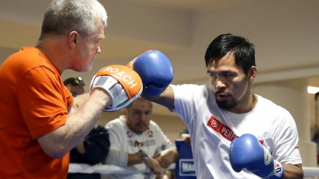 Manny Pacquiao (kanan) saat berlatih bersama Freddie Roach. [AFP/Tertius Pickard]