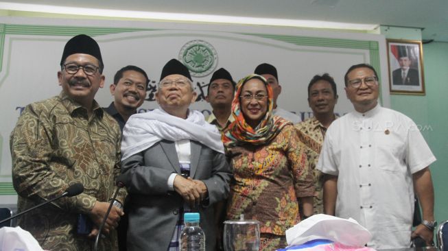 Sukmawati Soekarnoputri, putri mendiang Presiden pertama RI Soekarno, menemui Ketua Majelis Ulama Indonesia Ma'ruf Amin di gedung MUI, Jalan Proklamasi, Menteng, Jakarta, Kamis (5/4).