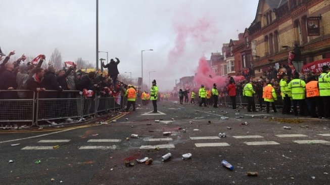 Pihak kepolisian mengamankan jalanan dari para suporter yang sempat menyalahkan flare dan melempari botol bir sebelum laga Liverpool vs Manchester City di Anfield. Paul ELLIS / AFP