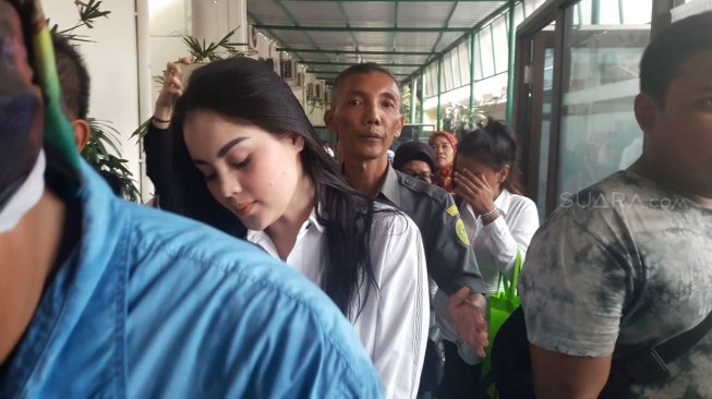 Jennifer Dunn saat hendak menjalani sidang perdana kasus narkoba di Pengadilan Negeri Jakarta Selatan, Kamis (5/4/2018) [suara.com/Sumarni]