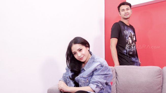 Pasangan selebriti Raffi Ahmad dan Nagita Slavina saat mengunjungi kantor redaksi suara.com di Jakarta, Rabu (4/4).