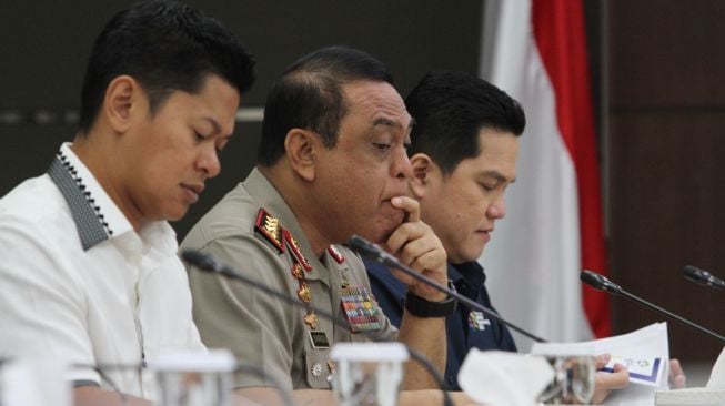 Ketua INASGOC Erick Thohir bersama Ketua Kontingen Indonesia Komjen Pol. Syafruddin  mengikuti Rapat Tingkat Menteri soal persiapan Asian Games 2018 dan Asian Paragames 2018 di Kantor Menko PMK, Jakarta, Kamis (5/4). 