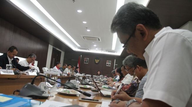 Menko PMK Puan Maharani memimpin Rapat Tingkat Menteri soal persiapan Asian Games 2018 dan Asian Paragames 2018 di Kantor Menko PMK, Jakarta, Kamis (5/4). 