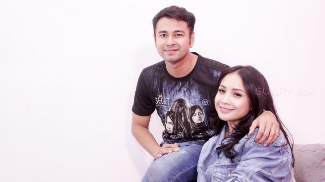 Pasangan selebriti Raffi Ahmad dan Nagita Slavina saat mengunjungi kantor redaksi suara.com di Jakarta, Rabu (4/4).