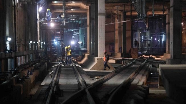 Pekerja menyelesaikan pembangunan infrastruktur Stasiun MRT Bundaraan HI, Jakarta, Kamis (5/4)