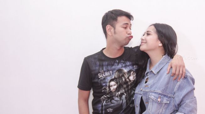 Pasangan selebriti Raffi Ahmad dan Nagita Slavina saat mengunjungi kantor redaksi suara.com di Jakarta, Rabu (4/4).