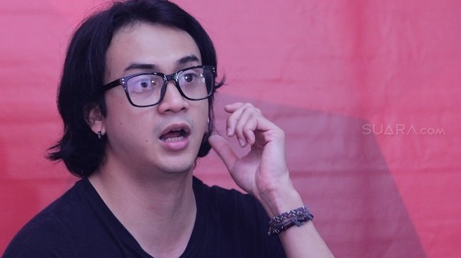 Aktor Dimas Andrean saat berkunjung ke Suara.com, Jakarta Selatan, Kamis (5/4/2018). [suara.com/Kurniawan Mas'ud]