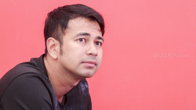 Raffi Ahmad mengunjungi kantor redaksi suara.com di Jakarta, Rabu (4/4).