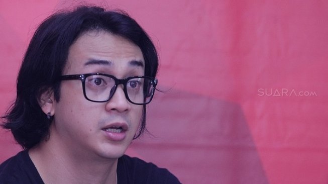 Aktor Dimas Andrean saat berkunjung ke Suara.com, Jakarta Selatan, Kamis (5/4/2018). [suara.com/Kurniawan Mas'ud]