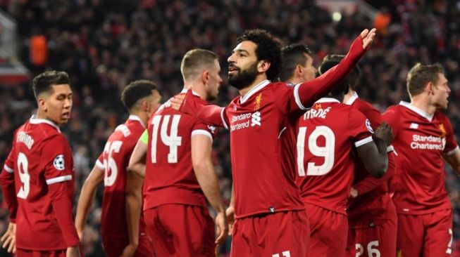 Pemain Liverpool Mohamed Salah (tengah) merayakan golnya ke gawang Manchester City.  Anthony Devlin / AFP