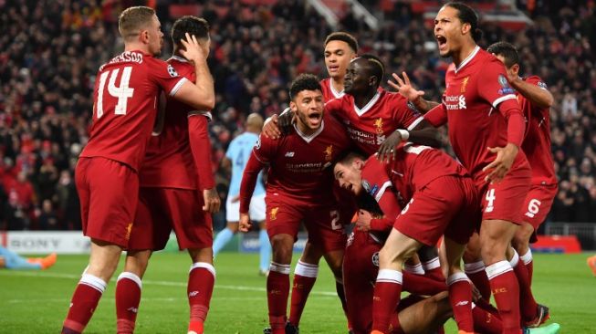 Para pemain Liverpool merayakan gol Mohamed Salah (tengah) ke gawang Manchester City. Anthony Devlin / AFP 