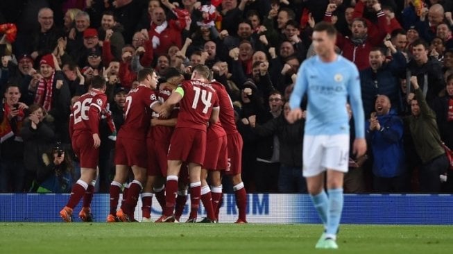 Para pemain Liverpool merayakan gol Mohamed Salah ke gawang Manchester City. PAUL ELLIS / AFP