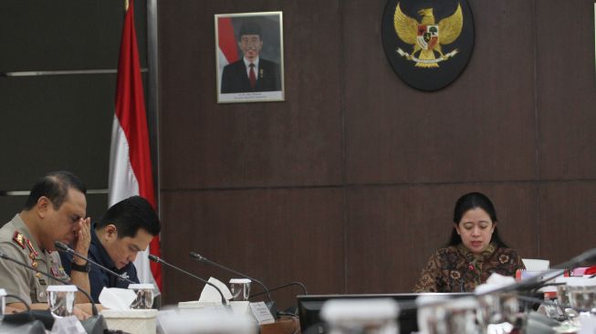 Menko PMK Puan Maharani memimpin Rapat Tingkat Menteri soal persiapan Asian Games 2018 dan Asian Paragames 2018 di Kantor Menko PMK, Jakarta, Kamis (5/4). 