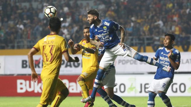 Pesepak bola Sriwijaya FC Alberto Goncalves (kedua kiri) berebut bola dengan pemain Persib Bandung Bojan Malisic (kedua kanan). ANTARA FOTO/Nova Wahyudi