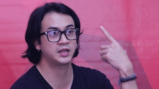 Aktor Dimas Andrean saat berkunjung ke Suara.com, Jakarta Selatan, Kamis (5/4/2018). [suara.com/Kurniawan Mas'ud]