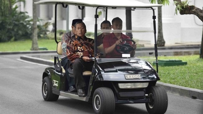 Ketua Badan Pemeriksa Keuangan Moermahadi Soerja Djanegara (kiri) bersama anggota menuju Istana Merdeka untuk menyerahkan Laporan Ikhtisar Hasil Pemeriksaan Semester (IHPS) II Tahun 2017 kepada Presiden di Jakarta, Kamis (5/4). 