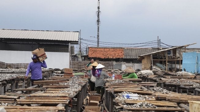 Warga menjemur Ikan-ikan di atas anyaman bambu yang sebelumnya sudah diolah di Muara Angke, Jakarta, Kamis (5/4). 