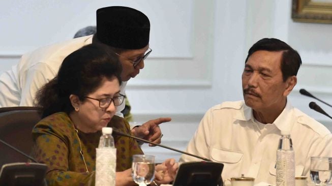 Menko Kemaritiman Luhut Panjaitan (kanan) berbincang dengan Menteri Agama Lukman Hakim Saifuddin (tengah) dan Menkes Nila Moeloek (kiri) sebelum mengikuti rapat terbatas tentang persiapan menyambut bulan Ramadan dan Idul Fitri 1439 Hijriah di Kantor Presiden, Jakarta, Kamis (5/4).